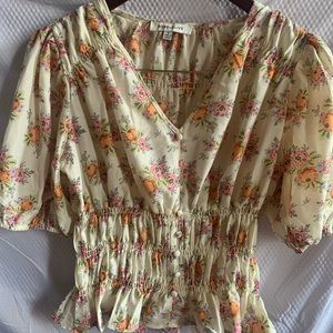 🦋 NWOT Women’s Summer Shorts Sleeve V Neck flowers prints size S